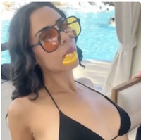 Tampil dengan bikini, Sarinasadat juga kerap mengenakan busana-busana seksi. Ia juga diketahui sempat berkeliling ke berbagai kota di AS seperti Miami, Alaska, dan Las Vegas, bahkan menghadiri ajang balap Formula 1. Meski begitu, ia dilaporkan tidak memiliki pekerjaan tetap. Foto: dok. Instagram