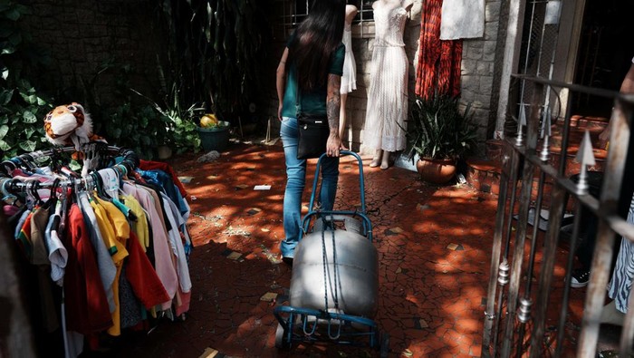 Maria Luiza Pereira, 27, speaks to a friend (not pictured) as she leaves at home a cooking gas cylinder from the Brazil President Luiz Inacio Lula da Silva's flagship energy initiative, the “People's Gas” program, as the U.S.-Israeli war on Iran has sharply boosted liquefied petroleum gas prices in the country, Sao Paulo, Brazil, April 6, 2026. REUTERS/Alexandre Meneghini