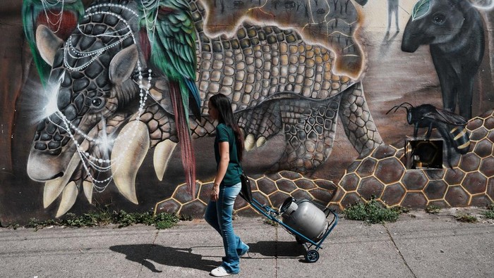 Maria Luiza Pereira, 27, takes home a cooking gas cylinder from the Brazil President Luiz Inacio Lula da Silva's flagship energy initiative, the “People's Gas” program, as the U.S.-Israeli war on Iran has sharply boosted liquefied petroleum gas prices in the country, Sao Paulo, Brazil, April 6, 2026. REUTERS/Alexandre Meneghini