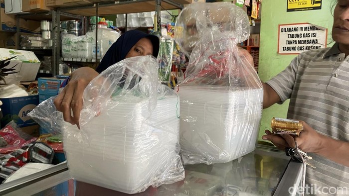 Harga plastik di Toko Plastik Junas, Kecamatan Semarang Selatan, Kota Semarang, terus mengalami peningkatan, Selasa (7/4/2026).