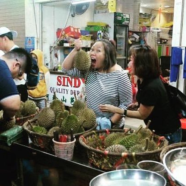 Inayah Wahid Kulineran Seru, Cicip Ayam Betutu dan Jajan Durian