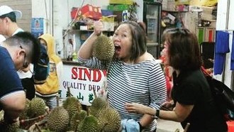 Inayah Wahid Kulineran Seru, Cicip Ayam Betutu dan Jajan Durian