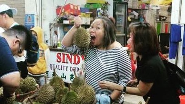 Inayah Wahid Kulineran Seru, Cicip Ayam Betutu dan Jajan Durian