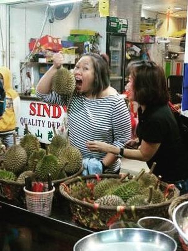 Inayah Wahid Kulineran Seru, Cicip Ayam Betutu dan Jajan Durian