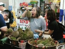 Inayah Wahid Kulineran Seru, Cicip Ayam Betutu dan Jajan Durian