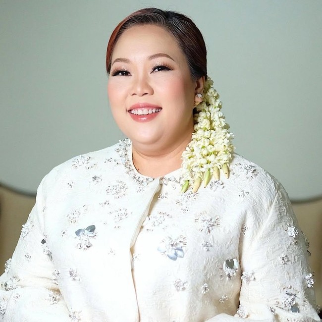 Inayah Wahid Bergaya Klasik Jawa Modern dalam Silaturahmi dengan Keluarga Suami