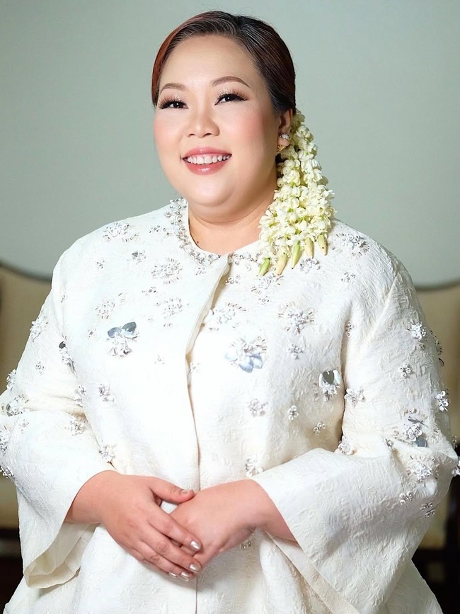 Inayah Wahid Bergaya Klasik Jawa Modern dalam Silaturahmi dengan Keluarga Suami