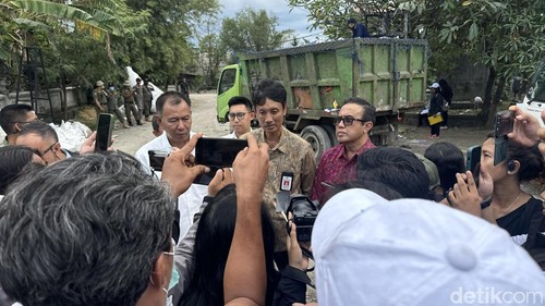 Inspektur Utama KLH/BPLH Irjen Pol Winarto, Kepala Dinas Kehutanan dan Lingkungan Hidup (DKLH) Provinsi Bali I Made Dwi Arbani, dan Walikota Denpasar IGN Jaya Negara di TPA Suwung, (7/4/2026). (Maria Christabel DK/detikBali)