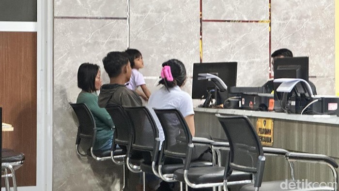 IRT berinisial L didampingi anaknya saat membuat laporan di Polrestabes Palembang