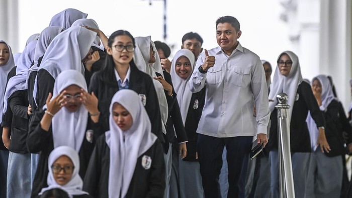 Sekretaris Kabinet (Seskab) Teddy Indra Wijaya (kanan) berbincang dengan siswa Sekolah Menengah Kejuruan Negeri (SMKN) 19 Jakarta Pusat saat berkunjung di Kompleks Istana Kepresidenan, Jakarta, Selasa (7/4/2026). Presiden Prabowo Subianto menginstruksikan untuk membuka Istana Kepresidenan agar dapat dikunjungi pelajar guna mengenalkan lingkungan pemerintahan, memberikan pengalaman langsung terkait sejarah bangsa, serta pemahaman proses pemerintahan kepada generasi muda. ANTARA FOTO/Galih Pradipta/hma