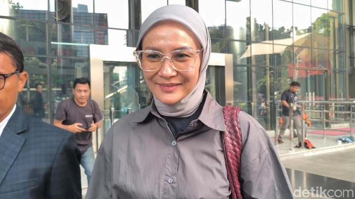 Istri Ono Surono selesai diperiksa KPK. (Kurniawan/detikcom)
