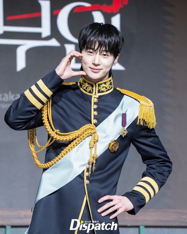 Dalam drama Korea berlatar monarki konstitusional ini, Byeon Woo Seok bertransformasi menjadi Pangeran Agung Ian, anak kedua raja yang dicintai rakyat. Ia memancarkan pesonanya dalam balutan seragam militer berwarna navy, dengan aksen dan ornamen emas. Foto: dok. Dispatch