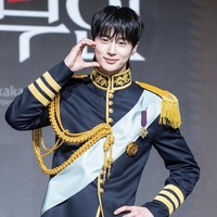 Dalam drama Korea berlatar monarki konstitusional ini, Byeon Woo Seok bertransformasi menjadi Pangeran Agung Ian, anak kedua raja yang dicintai rakyat. Ia memancarkan pesonanya dalam balutan seragam militer berwarna navy, dengan aksen dan ornamen emas. Foto: dok. Dispatch