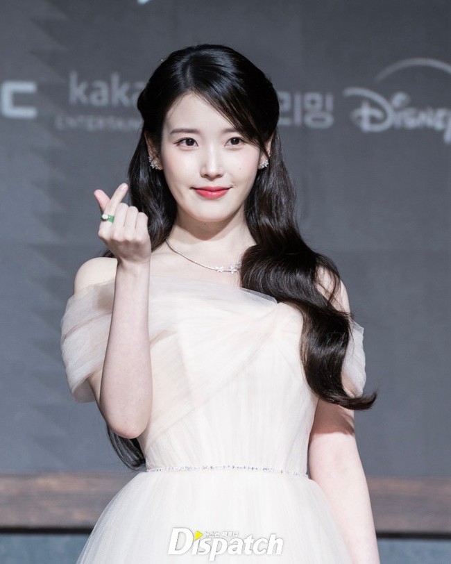 Sementara IU menjelma sebagai CEO brand kecantikan, yang dikucilkan karena berstatus rakyat biasa dan lahir di luar pernikahan. Semuanya berubah setelah ia menikah dengan karakter Byeon Woo Seok. Sang aktris hadir dalam balutan gaun putih sebagai putri kerajaan. Foto: dok. Dispatch