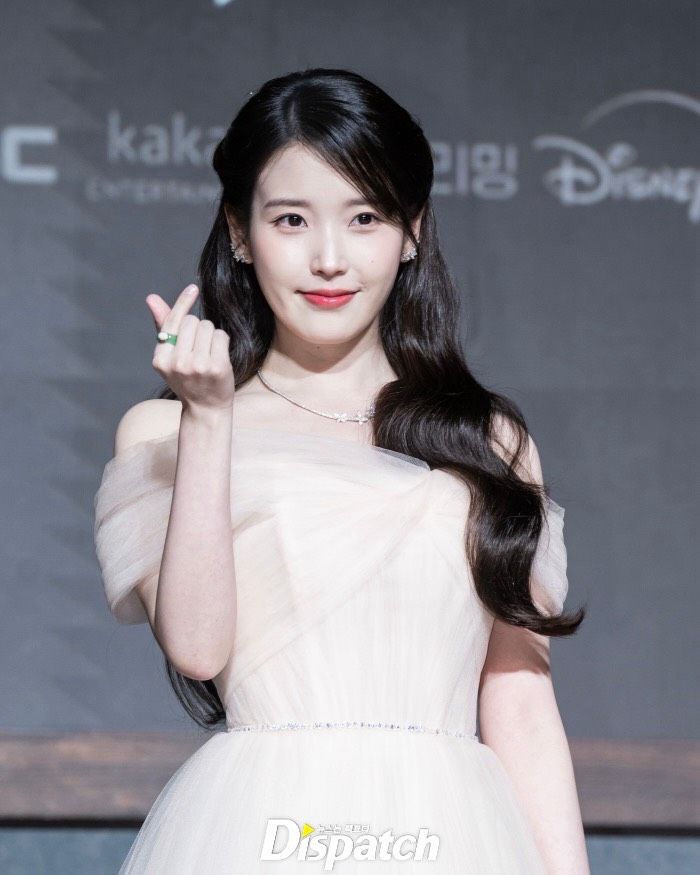 IU dan Byeon Woo Seok IU dan Byeon Woo Seok menghadiri konferensi pers drama Korea Perfect Crown dalam balutan busana kerajaan.