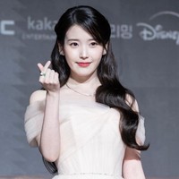 Sementara IU menjelma sebagai CEO brand kecantikan, yang dikucilkan karena berstatus rakyat biasa dan lahir di luar pernikahan. Semuanya berubah setelah ia menikah dengan karakter Byeon Woo Seok. Sang aktris hadir dalam balutan gaun putih sebagai putri kerajaan. Foto: dok. Dispatch