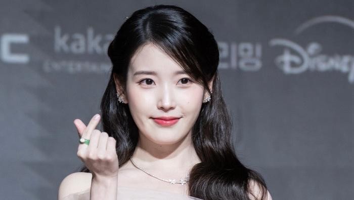 IU dan Byeon Woo Seok menghadiri konferensi pers drama Korea Perfect Crown dalam balutan busana kerajaan.