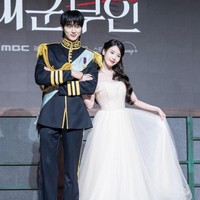 Penayangan drama Korea Perfect Crown memang tinggal menghitung hari. Keduanya diceritakan sebagai pangeran dan CEO yang nikah kontrak demi meningkatkan status sosial. Foto: dok. Dispatch
