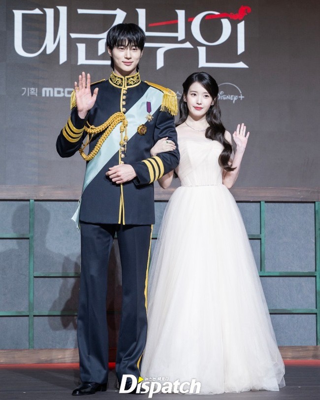 Pasangan kerajaan, Byeon Woo Seok dan IU siap berlayar di drama Korea Perfect Crown. Keduanya mencuri perhatian dengan gaya berpakaiannya sejak menghadiri konferensi pers. Foto: dok. Dispatch