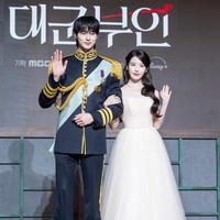 Pasangan kerajaan, Byeon Woo Seok dan IU siap berlayar di drama Korea Perfect Crown. Keduanya mencuri perhatian dengan gaya berpakaiannya sejak menghadiri konferensi pers. Foto: dok. Dispatch