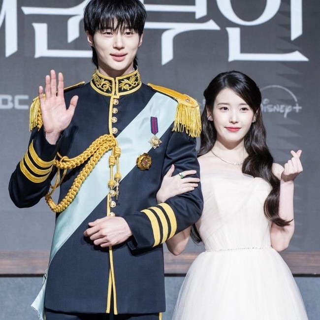 Gaya Byeon Woo Seok-IU Jadi Pangeran dan Putri Kerajaan, Visualnya Unreal