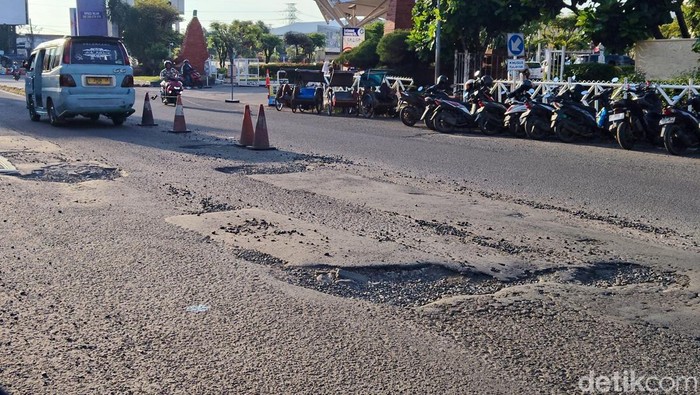 Jalan berlubang di Jalan Tentara Pelajar, Kota Cirebon
