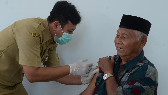 Petugas kesehatan mengecek tekanan darah jamaah calon haji saat pelaksanaan layanan vaksinasi di Kantor Kementerian Haji dan Umrah Kota Salatiga, Jawa Tengah, Selasa (7/4/2026). Kantor Kementerian Haji dan Umrah Kota Salatiga bekerja sama dengan Dinas Kesehatan Kota Salatiga memberikan layanan vaksinasi Polio dan Meningitis kepada 215 jamaah calon haji Kota Salatiga agar dapat memberikan perlindungan kekebalan tubuh selama melaksanakan Ibadah Haji 2026 di Arab Saudi. ANTARA FOTO/Aloysius Jarot Nugroho