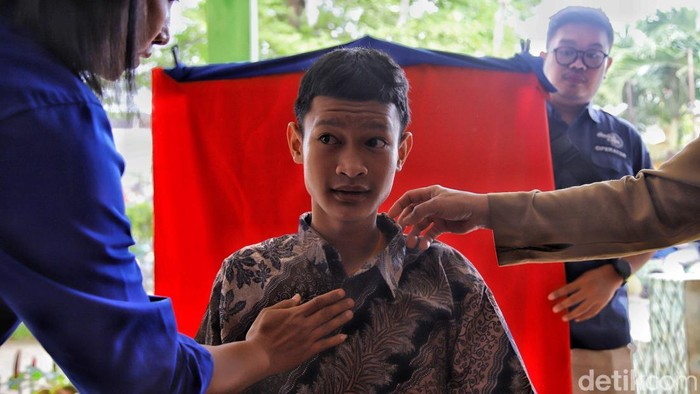 Sejumlah petugas Suku Dinas Kependudukan dan Pencatatan Sipil (Sudin Dukcapil) Jakarta Utara melaksanakan perekaman E-KTP bagi warga di kawasan Sunter Jaya, Tanjung Priok, Jakarta Utara, Selasa (7/4/2026).  Kegiatan ini menjadi bagian dari upaya jemput bola pemerintah dalam memberikan pelayanan administrasi kependudukan secara langsung kepada masyarakat.