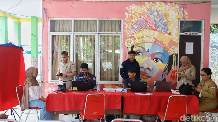 Sejumlah petugas Suku Dinas Kependudukan dan Pencatatan Sipil (Sudin Dukcapil) Jakarta Utara melaksanakan perekaman E-KTP bagi warga di kawasan Sunter Jaya, Tanjung Priok, Jakarta Utara, Selasa (7/4/2026).  Kegiatan ini menjadi bagian dari upaya jemput bola pemerintah dalam memberikan pelayanan administrasi kependudukan secara langsung kepada masyarakat.