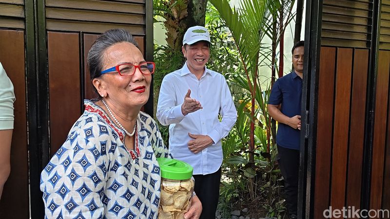 Jokowi Aktris senior Christine Hakim saat berada di kediaman Presiden ke-7 RI Joko Widodo (Jokowi) di Sumber, Banjarsari, Solo, Selasa (7/4/2026).