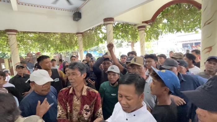 Ratusan warga Desa Sukojati, Kecamatan Blimbingsari, Banyuwangi meluruk kantor desa