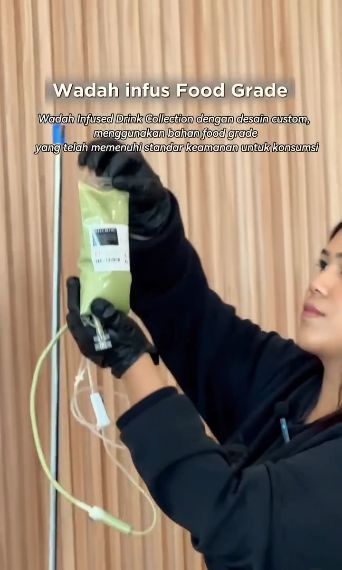 Kafe di Batam Kafe di Batam tawarkan menu unik berupa sajian minuman dalam kemasan infus