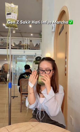 Kafe di Batam Kafe di Batam tawarkan menu unik berupa sajian minuman dalam kemasan infus