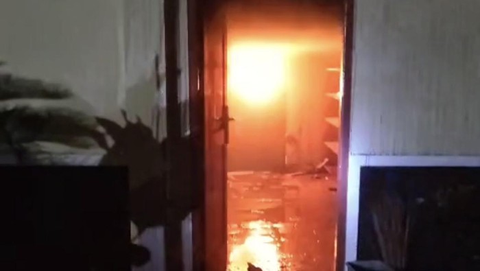 Kantor Balai Desa Gondosuli, Kecamatan Tawangmangu, Karanganyar, terbakar, Selasa (7/4/2026) malam.