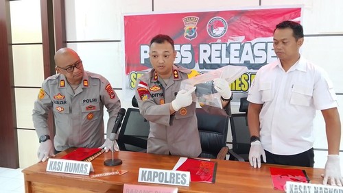 Kapolres Flores Timur, AKBP Adhitya Octoria Putra saat memberikan keterangan kasus narkoba, Selasa (7/4/2026).