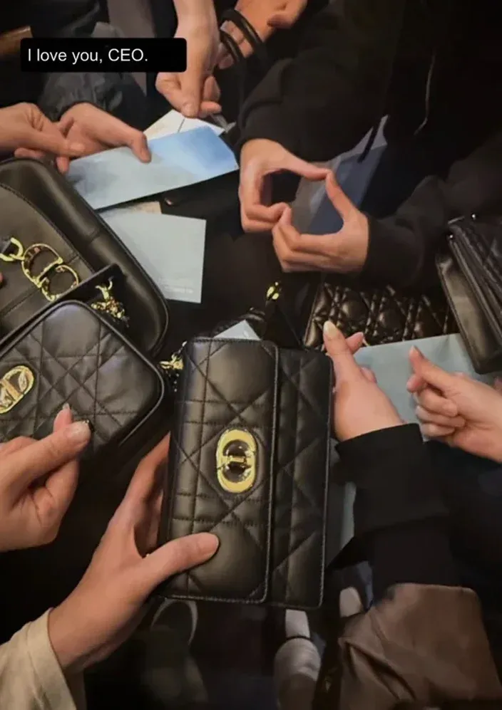 Karyawan Jisoo BLACKPINK pamer hadiah tas Dior.