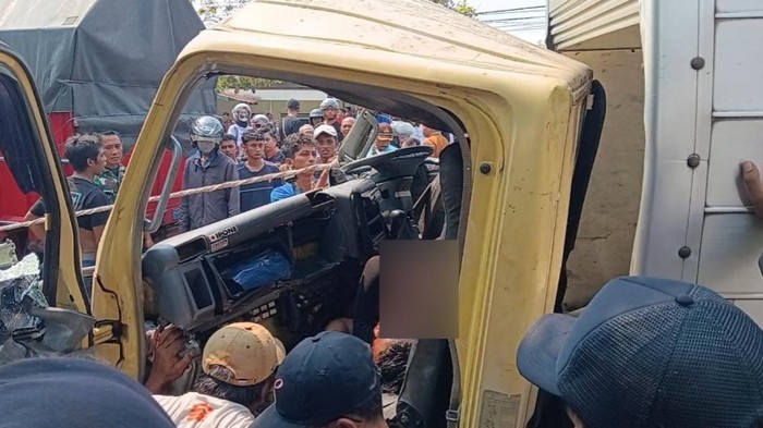 Sopir truk boks tewas terjepit setelah tabrak bus Sumber Selamat di Caruban Madiun