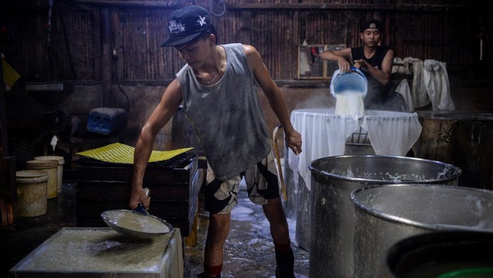 Pekerja menyelesaikan pembuatan tahu di Cipondoh, Kota Tangerang, Banten, Selasa (7/4/2026). Produsen tahu setempat mengeluhkan kenaikan harga kedelai impor dari Rp9.600 menjadi Rp11.000 per kilogram yang berdampak terhadap penurunan omzet mereka dari Rp200.000 menjadi Rp150.000 per harinya. ANTARA FOTO/Putra M. Akbar/hma