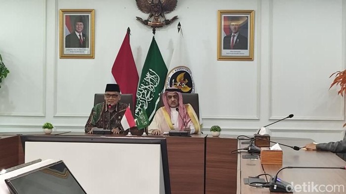 Keterangan foto: Menhaj RI Mochamad Irfan Yusuf bersama Duta Besar Arab Saudi untuk RI Faisal Abdullah Al Amoudi di Kantor Kemenhaj, Jakarta, Selasa (7/4/2026).