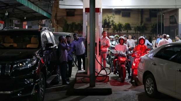 Kendaraan mengisi bahan bakar di sebuah SPBU, seiring meningkatnya kekhawatiran atas pasokan bahan bakar di tengah konflik AS-Israel dengan Iran, di Dhaka, Bangladesh, Senin (6/4/2026). (REUTERS/Mohammad Ponir Hossain)