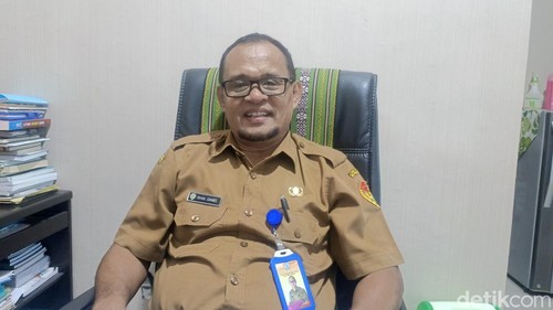 Kepala Sekolah SMAN 3 Kupang, Ishak Daniel Balbesi, yang diwawancarai di ruang kerjanya, Selasa (7/4/2026). (Foto: Simon Selly/detikBali)