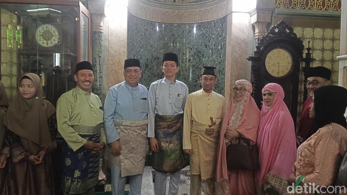 Kesultanan Deli mengenakan pakaian adat Melayu, Teluk Belanga. (Siti Asyaroh/detikSumut)