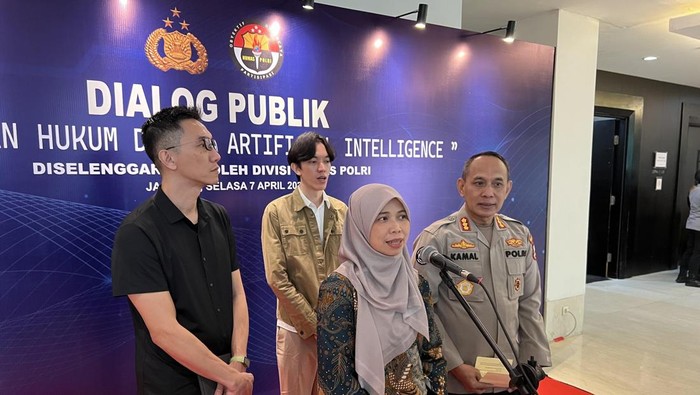 Ketua Tim Regulasi Peta Jalan, Etika, Tata Kelola, dan Pengawasan AI Komdigi, Irma Handayani (berbicara menggunakan mik) (Adhfar/detikcom)