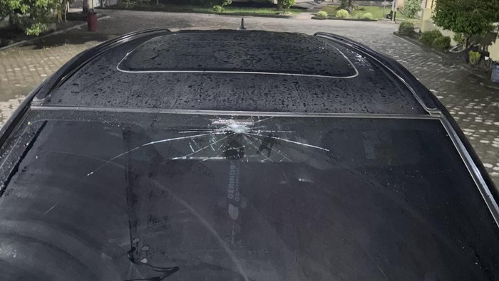 Kondisi Mobil DPRD Batubara dilepar batu oleh orang tak dikenal (dok. istimewa)
