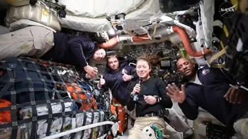 Anggota kru NASA Artemis II, Jeremy Hansen, Reid Wiseman, Christina Koch, dan Victor Glover menjawab pertanyaan dari wartawan selama acara downlink pertama misi mereka pada 2 April 2026. Setelah lepas dari gravitasi Bumi, Orion terpisah dari roket SLS dan melanjutkan perjalanan sekitar 10 hari mengelilingi Bulan tanpa mendarat. Foto: NASA/HO via Reuters