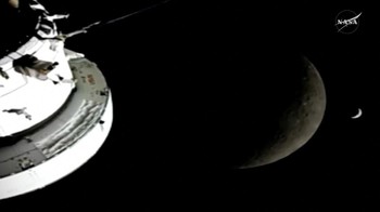 Bumi dan Bulan terlihat dari wahana Orion saat misi Artemis II mencapai jarak terjauh dari Bumi, Senin (6/4/2026). REUTERS/NASA