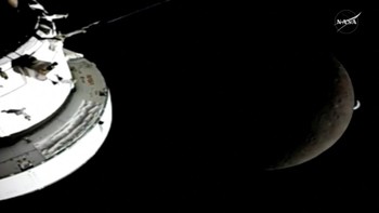 Pada Selasa (7/4/2026) WIB, kapsul Orion mencapai jarak sekitar 406.770 kilometer dari Bumi. Angka ini melewati rekor Apollo 13 pada 1970 sejauh 400.171 kilometer. REUTERS/NASA