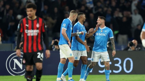NAPLES, ITALY - APRIL 06: Matteo Politano of SSC Napoli celebrates after scoring the opening goal during the Serie A match between SSC Napoli and AC Milan at Stadio Diego Armando Maradona on April 06, 2026 in Naples, Italy. (Photo by Francesco Pecoraro/Getty Images)