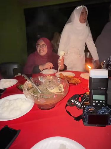 Listrik padam saat akad nikah di Kelantan tak halangi prosesi. Dibantu cahaya ponsel dan lilin dari tamu, suasana berubah romantis bak candle light dinner.