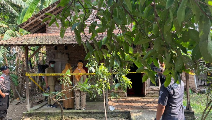 Lokasi rumah penemuan mayat yang terpasang garis polisi,  Desa Ngepungrojo Kecamatan Pati, Selasa (7/4/2026).